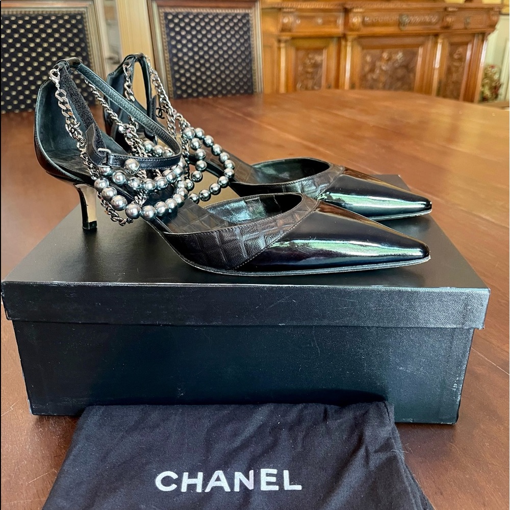 Exquisite vintage Chanel quilted and patent leather heels!!